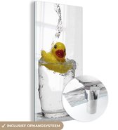 MuchoWow® Glasschilderij 20x40 cm - Schilderij acrylglas - Bad eend in een glas water - Foto op glas - Schilderijen