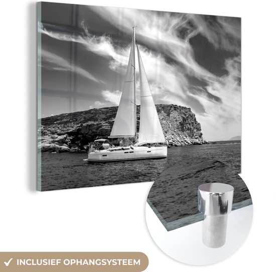 MuchoWow® Glasschilderij 60x40 cm - Schilderij acrylglas - Zeilboot met een prachtige lucht - zwart wit - Foto op glas - Schilderijen