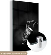 MuchoWow® Glasschilderij 100x150 cm - Schilderij acrylglas - Vlinder op een dunne tak - zwart wit - Foto op glas - Schilderijen