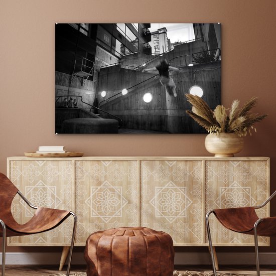 MuchoWow® Peinture sur verre 90x60 cm - Peinture sur verre acrylique - Un homme pratiquant le parkour - noir et blanc - Photo sur verre - Peintures