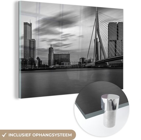 MuchoWow® Glasschilderij 90x60 cm - Schilderij acrylglas - Skyline van Rotterdam bij zonsondergang - zwart wit - Foto op glas - Schilderijen