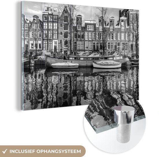 MuchoWow® Glasschilderij 30x20 cm - Schilderij acrylglas - Kanaal in Amsterdam - zwart wit - Foto op glas - Schilderijen