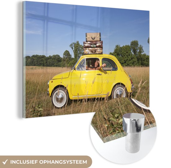 MuchoWow® Glasschilderij 30x20 cm - Schilderij acrylglas - Auto met koffers - Foto op glas - Schilderijen