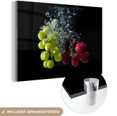 MuchoWow® Glasschilderij 30x20 cm - Schilderij acrylglas - Druiven breken door het water - Foto op glas - Schilderijen