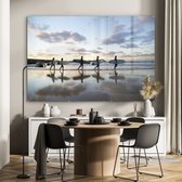 MuchoWow® Glasschilderij 180x120 cm - Schilderij acrylglas - Surfers langs het strand - Foto op glas - Schilderijen