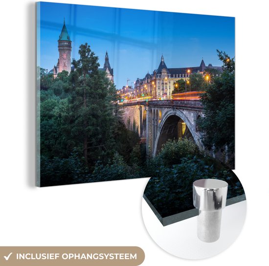 MuchoWow® Glasschilderij 60x40 cm - Schilderij acrylglas - Adolfsbrug in de schemering - Foto op glas - Schilderijen