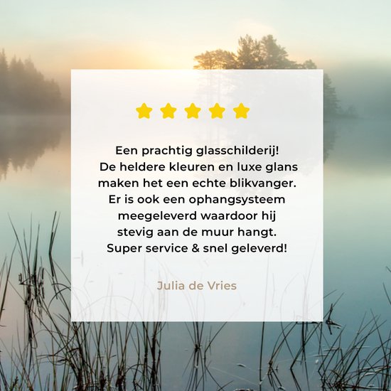 Une peinture en verre acrylique d'un lever de soleil sur un lac brumeux, avec un avis de Julia de Vries.