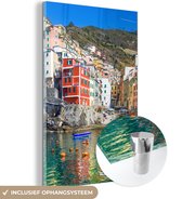 MuchoWow® Glasschilderij 40x60 cm - Schilderij acrylglas - Gekleurde boten in het water bij Cinque Terre - Foto op glas - Schilderijen