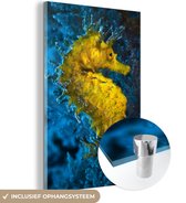 MuchoWow® Glasschilderij 100x150 cm - Schilderij acrylglas - Zeepaardje - Water - Geel - Foto op glas - Schilderijen