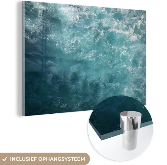 Glasplaat met aquablauw oceaanwater en witte golven, met een detail van het ophangsysteem.