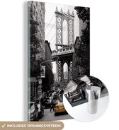 MuchoWow® Glasschilderij 40x60 cm - Schilderij acrylglas - Zwart-wit foto met een gele taxi in het Amerikaanse New York - Foto op glas - Schilderijen