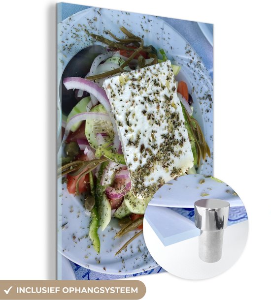 MuchoWow® Glasschilderij 30x40 cm - Schilderij acrylglas - Verse Griekse salade op een wit bord - Foto op glas - Schilderijen