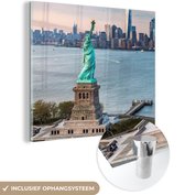 MuchoWow® Glasschilderij 90x90 cm - Schilderij acrylglas - Vrijheidsbeeld met de skyline van New York - Foto op glas - Schilderijen