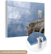 MuchoWow® Glasschilderij 120x90 cm - Schilderij acrylglas - Berggeit bij een klif fotoprint - Foto op glas - Schilderijen