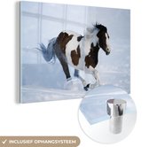 MuchoWow® Glasschilderij 90x60 cm - Schilderij acrylglas - Paarden - Sneeuw - Winter - Foto op glas - Schilderijen