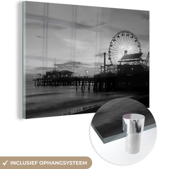 MuchoWow® Glasschilderij 150x100 cm - Schilderij acrylglas - Santa Monica Pier in Los Angeles tijdens de avond - zwart wit - Foto op glas - Schilderijen