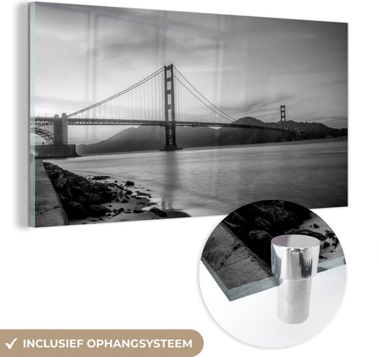 MuchoWow® Glasschilderij - Golden Gate Bridge tijdens de zonsondergang bij San Francisco - zwart wit - 80x40 cm - Acrylglas Schilderijen - Foto op Glas