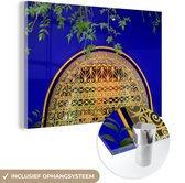 MuchoWow® Glasschilderij 180x120 cm - Schilderij acrylglas - Huis geschilderd inblauw in de Marokkaanse Majorelletuin - Foto op glas - Schilderijen