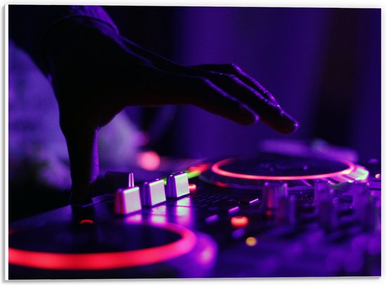 PVC Schuimplaat - Hand van DJ op DJ set met Neon Lichten - 40x30 cm Foto op PVC Schuimplaat (Met Ophangsysteem)