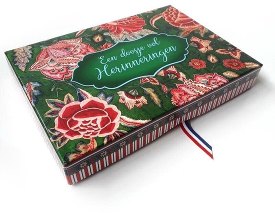 Gesloten doosje met bloemenprint, groen met rode bloemen en tekst 'Een doosje vol Herinneringen'.