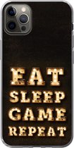 Geschikt voor iPhone 12 Pro Max hoesje - Gaming - Games - Quotes - Spreuken - Eat sleep game repeat - Siliconen Telefoonhoesje