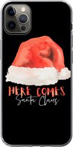 Geschikt voor iPhone 12 Pro Max hoesje - Kerst - Kerstman - Quotes - Spreuken - Here comes Santa Claus - Siliconen Telefoonhoesje