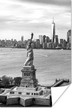 Poster Vrijheidsbeeld met de skyline van New York - zwart wit - 20x30 cm