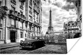 Poster Liggende zwart wit foto van Parijs met een auto - zwart wit - 90x60 cm