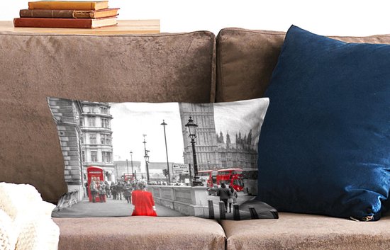 Sierkussen Rouge noir et blanc pour usage intérieur - Photo Zwart et blanc d'une femme en robe rouge - 50x30 cm - Coussin intérieur rectangulaire en coton