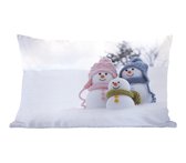 Sierkussen' intérieur de Noël - Une famille de poupées de Noël sur le paysage enneigé - 50x30 cm - Coussin intérieur rectangulaire en coton