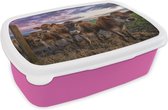 Broodtrommel Roze - Lunchbox - Brooddoos - Koe - Hek - Lucht - 18x12x6 cm - Kinderen - Meisje