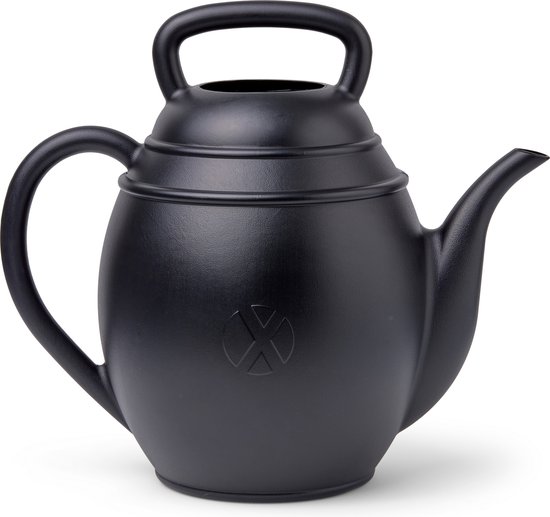Arrosoir noir style théière avec anse et bec, sur fond blanc.