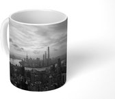 Mok - Uitzicht vanaf een dak op Shanghai - zwart wit - 350 ML - Beker