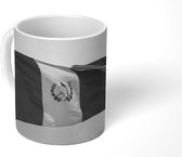 Mok - Wapperende vlag van Guatemala - zwart wit - 350 ML - Beker