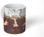 Mok - Vrouw zit naast twee brandende stoelen - 350 ML - Beker