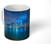 Mok - De Brooklyn Bridge in New York onder een wolkenlucht in de nacht - 350 ML - Beker