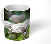 Mok - Witte paddenstoel met een vervaagde achtergrond - 350 ML - Beker