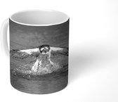 Mok - Visarend vliegt uit het water - zwart wit - 350 ML - Beker