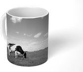Mok - Friese koeien grazen in een weide in Friesland - zwart wit - 350 ML - Beker