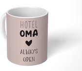 Mok - Koffiemok - Spreuken - Quotes Hotel Oma Always Open - Moederdag - Oma cadeau - Grootmoeder - Roze - Mokken - 350 ML - Beker - Koffiemokken - Theemok - Mok met tekst