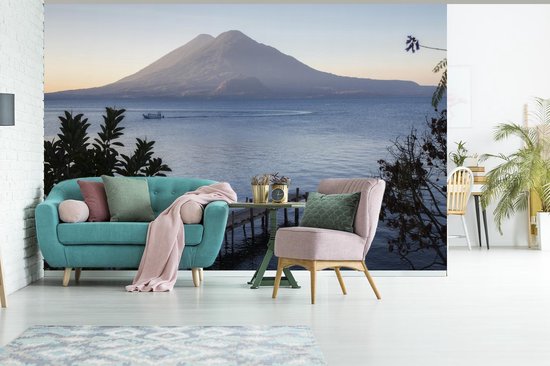 Lac Atitlán lors d'un lever de soleil au Guatemala papier peint photo en vinyle largeur 330 cm x hauteur 220 cm - Tirage photo sur papier peint (disponible en 7 tailles)