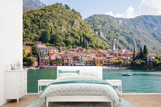 Papier peint photo vinyle - Varenna et les vastes chaînes de montagnes le long du lac de Côme largeur 450 cm x hauteur 300 cm - Tirage photo sur papier peint (disponible en 7 tailles)