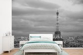 Behang - Fotobehang Verlichte Eiffeltoren in de schemering - Breedte 420 cm x hoogte 280 cm
