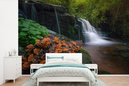 Papier peint Papier peint photo en vinyle - La cascade de Mun Daeng dans la forêt tropicale du parc national de Phu Hin Rong Kla largeur 420 cm x hauteur 280 cm - Tirage photo sur papier peint (disponible en 7 tailles)