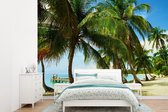 Behang - Fotobehang De palmbomen op helder wit strand bij de Baai-eilanden in Honduras - Breedte 305 cm x hoogte 220 cm