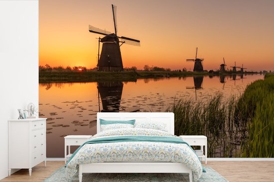 Papier peint photo en vinyle - Lueur rouge dans le ciel aux moulins à vent de Kinderdijk en Europe largeur 390 cm x hauteur 260 cm - Tirage photo sur papier peint (disponible en 7 tailles)