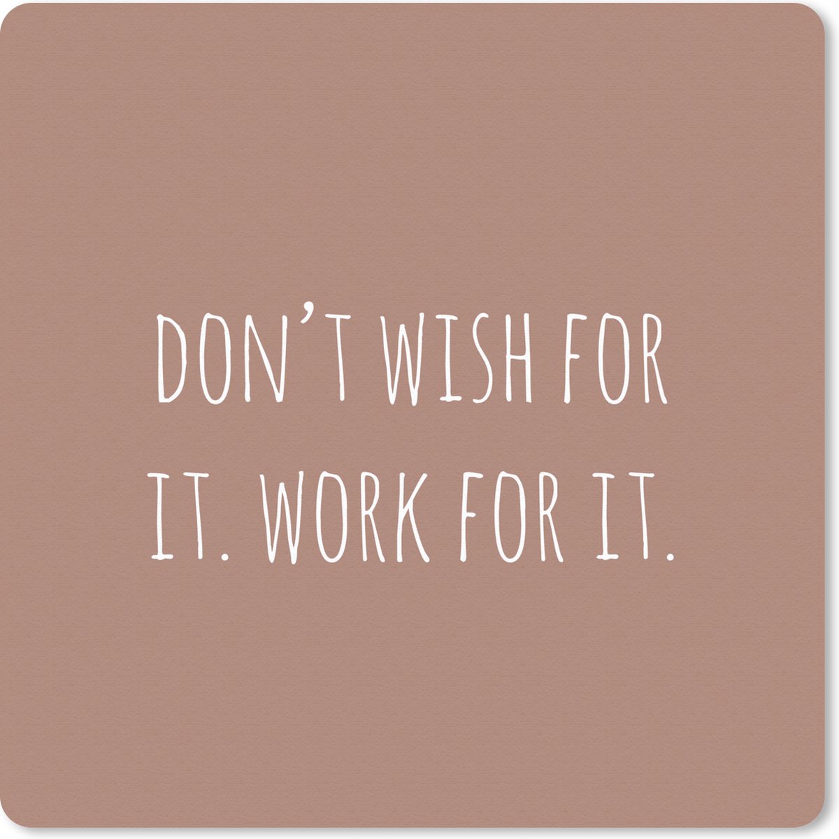 Muismat 30x30 cm - Mousepad Engelse quote "Don't wish for it. Work for it." tegen een bruine achtergrond - Muismatten