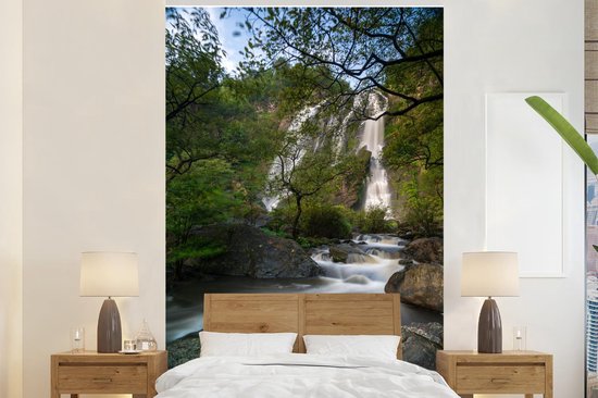 Behang - Fotobehang Een overzicht van de grote waterval in het Klong Lan National Park - Breedte 180 cm x hoogte 280 cm