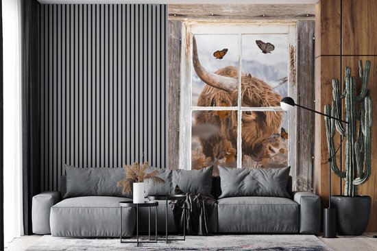 Behang - Fotobehang Schotse hooglander - Doorkijk - Bloemen - Breedte 225 cm x hoogte 350 cm