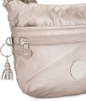 Detail van de zilverkleurige rits en aapjeshanger aan een lichtgrijze Kipling tas.